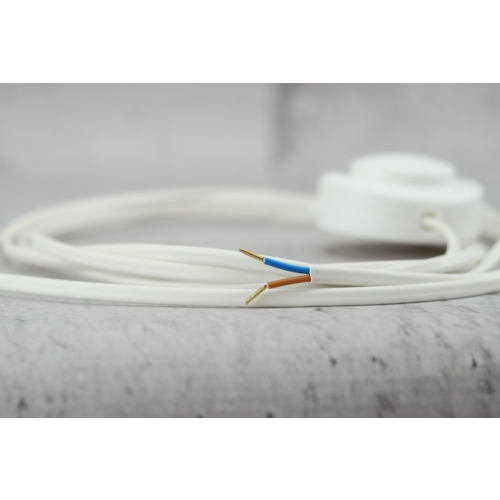 biały kabel z wtyczką i przełącznikiem